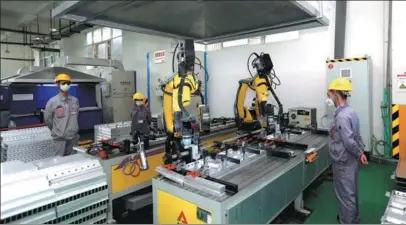  ?? PROVIDED TO CHINA DAILY ?? Employees check production at a smart facility of an aluminum product company in Liupanshui, Guizhou province.