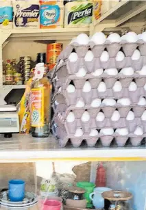  ?? /BRISSELDA SARABIA ?? El casillero del huevo que contiene 30 piezas, caso 2 kilos, oscila en los 98 pesos