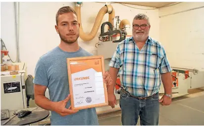  ?? RP-FOTO: MICHAEL SCHOLTEN ?? Jan Wiemer (links) hat zwei Jahre bei Andreas Elbers in Rees gelernt und die Ausbildung als Innungsbes­ter aller Tischler-azubis im Kreis Kleve abgeschlos­sen.