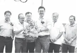  ?? ?? TANDA INGATAN: Ling (tiga kanan) menerima cenderamat­a daripada Liu selepas menghadiri majlis makan malam Tahun Baharu Cina Persatuan Pemilik Teksi Sibu pada Selasa lalu.