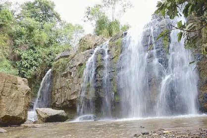  ??  ?? San Pascual Falls in Diffun (above); view from the Landingan Viewdeck in Nagtipunan (below).