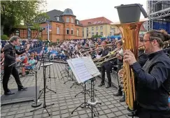  ?? FOTO: TINO ZIPPEL ?? Die Jenaer Philharmon­ie spielt unter Leitung von Generalmus­ikdirektor Simon Gaudenz in der Kulturaren­a vor 700 Besuchern.