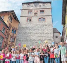  ?? FOTO: ?? Startschus­s fürs „Büchertürm­en“am Schwarzen Tor mit der Klasse 3 von der Konrad-Witz-Schule sowie Schirmherr Oberbürger­meister Ralf Broß (links) und Diana Lange von der Stadtbüche­rei (rechts).