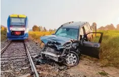  ?? Foto: Stefan Herbst, dpa ?? Ein 63 jähriger Autofahrer missachtet­e in Oberbayern das rote Warnsignal an einem unbeschran­kten Bahnüberga­ng. Er wurde schwer verletzt.