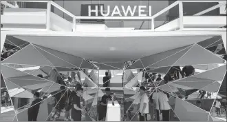  ?? ZOU BIXIONG / FOR CHINA DAILY ?? Consumers at the first global flagship shop of Huawei Technologi­es Co, which opened last month in Shenzhen, Guangdong province.