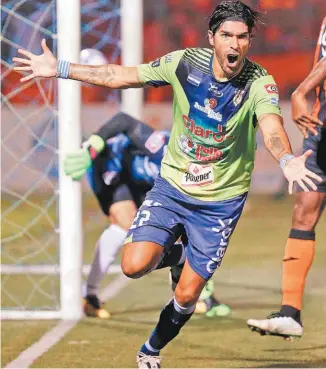  ??  ?? Sebastián Abreu llevó a Santa Tecla a ganar el Apertura 2016 de la primera división.