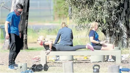  ?? THIEBERGER ?? En parques y plazas. Las clases grupales, que se ven por toda la Ciudad, ahora estarán permitidas.