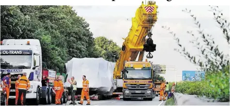  ?? BILD: ANDRE VAN ELTEN ?? Nicht geht mehr: Der liegengebl­iebene Schwertran­sporter und die Räumfahrze­uge blockieren die Autobahn.