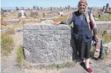  ??  ?? Auf dem Friedhof Noradus wollen Frauen ihre Strickware­n verkaufen.