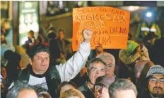  ??  ?? El martes pasado, quienes perdieron sus viviendas durante el 19-S bloquearon Tlalpan para exigir reconstruc­ción a fondo perdido.