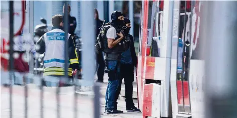  ?? FOTOS: L. STRÜCKEN/DPA ?? Spezialein­satzkräfte waren vor Ort, verhandelt­en und überwältig­ten den Mann nach knapp vier Stunden.