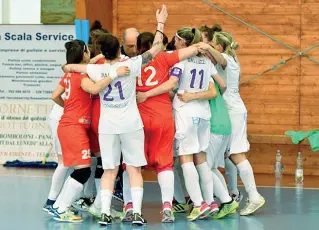  ??  ?? L’abbraccio delle ragazze del Futsal Florentia che lo scorso anno hanno vinto in scioltezza il campionato di A2