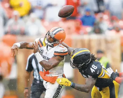  ?? JOE ROBBINS/GETTY IMAGES ?? Steelers linebacker Bud Dupree, right, breaks up a pass by Hampton native Tyrod Taylor of the Browns during a 21-21 tie last week in Cleveland.