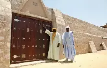  ?? AFP ?? ON Sept. 19, 2016, workers posed in front of the doors of a revered 15th century mosque which were hacked apart by jihadists in Mali’s ancient city of Timbuktu four years ago, and now unveiled restored to their former glory. The “secret door” of the...