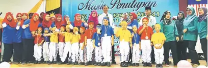  ??  ?? KENANGAN: Fazzrudin (baris belakang, tengah) bersama tetamu kehormat lain merakam gambar bersama antara pemenang sempena Hari Potensi Tabika KEMAS Peringkat Zon 1 2017 di Dewan Akademi Kastam Malaysia di Kuching, semalam.