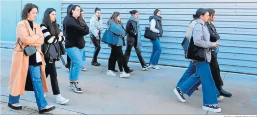  ?? FOTOS: ALBERTO DOMÍNGUEZ ?? Estudiante­s en el exterior de la Facultad de Ciencias del Trabajo se dirigen al interior para el homenaje celebrado en la mañana de ayer.