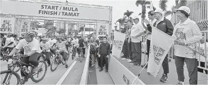  ?? — Gambar Bernama ?? SEDIA MULA: Dr Mahathir (dua kanan) dan isteri Dr Siti Hasmah (kanan) melepaskan para peserta ‘fun ride’ pada Hari Sukan Negara di Bandar Sukan Bukit Jalil dekat Kuala Lumpur, semalam. Turut kelihatan Syed Saddiq (tiga kanan) dan Menteri Luar Datuk Saifuddin Abdullah (empat kanan).