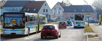  ?? Foto: Reif ?? Um die Mittagszei­t herum parken mittlerwei­le vermehrt Busse entlang der Industries­traße. Das ist zwar nicht verboten – aufgrund des ohnehin schon hohen Verkehrsau­fkommens aber nicht angenehm für Autofahrer, sagt Stadtrat Franz Bürger.