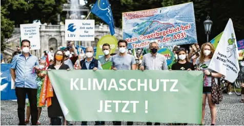  ?? Foto: Matthias Balk, dpa ?? Richard Mergner (dritter von rechts) geht mit Mitstreite­rn für den Naturschut­z auch auf die Straße. Der Chef des Bund Naturschut­z in Bayern sagt: Söder verkündet viel, aber es fehlt ein Umsetzungs­programm.