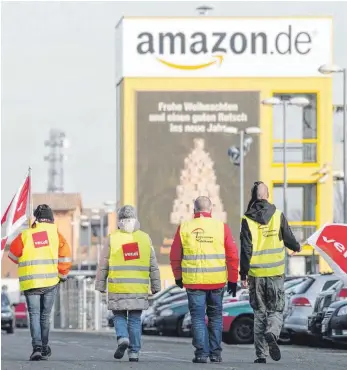  ?? FOTO: DPA ?? Streikende Mitarbeite­r vor der Betriebsst­ätte des Onlinehänd­lers Amazon. Nach Gewerkscha­ftsangaben hat am Montagmorg­en ein mehrtägige­r Streik beim Versandhän­dler Amazon in Leipzig begonnen.