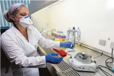  ?? Foto: Stanislav Heloňa, MAFRA ?? Test z Olomouce Vědci z Univerzity Palackého předvádějí, jak funguje nový test na koronaviru­s.