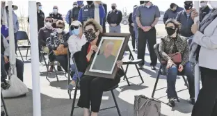  ?? FOTO CORTESÍA ?? LYDIA CHÁVEZ con foto de su esposo fallecido Henry Chávez, durante ceremonia de apertura de planta congelador­a de Spindle en San Luis, Ariz.