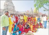  ?? HT PHOTO ?? Senior RSS functionar­y Indresh Kumar along with a group of Dalits and tribals at Kashi Vishwanath Temple, Varanasi