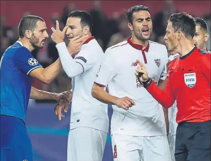  ?? FOTO: EFE ?? Vicente Iborra discute con el colegiado Mark Clattenbur­g tras la señalizaci­ón del discutido penalti favorable a la Juventus