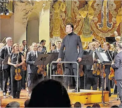  ?? El Periódico ?? El final del concierto del el director Teodor Currentzis y la orquesta MusicAeter­na, ayer en el Palau.