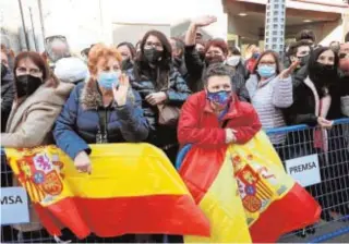  ?? EFE ?? Cientos de ciudadanos recibieron a los Reyes con vivas y aplausos