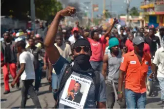  ??  ?? Port-au-Prince, février 2019 : des manifestan­ts réclament le départ du président Jovenel Moïse, accusé de corruption
