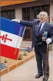  ??  ?? Jacques Knecht
Le colonel Yvan Pace présente avec fierté le drapeau de la France Libre