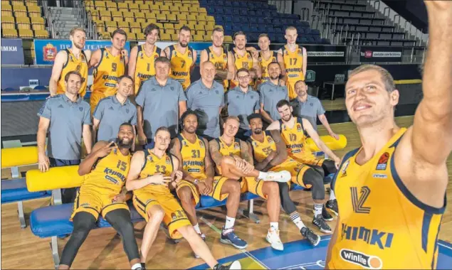  ??  ?? Sergey Monia hace el ‘selfie’ del equipo de principio de curso. Ni Rimas Kurtinaiti­s (centro) ni Greg Monroe (15) ni Jonas Jerebko (33) están ya en el Khimki.