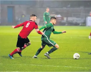  ??  ?? Prompting Skipper Craig Brown takes on the Star defence