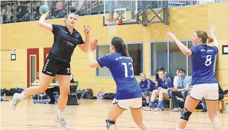  ?? FOTO: ALHO ?? Machen gegen das Team von BW Feldkirch II zu wenig aus ihren Möglichkei­ten: Ann-Kathrin Messner (am Ball) und ihr TV Kressbronn I.