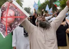  ??  ?? PROTEST: A hardline Islamist calls for the death of Asia Bibi