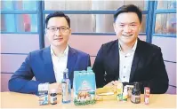  ??  ?? PRODUK KAMI: Fu Siang (kanan) ditemani Fu Shou menjelaska­n kelebihan produk Cap Kaki Tiga yang kini sudah berusia lebih 80 tahun di rantau ini.