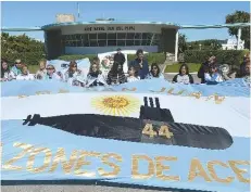  ?? | MARINA DEVO/REUTERS ?? Familiares de vítimas protestam em frente a base naval