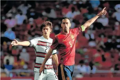  ?? Foto: Efe ?? Sergio Busquets, con Joao Felix en el amistoso ante Portugal del pasado viernes.