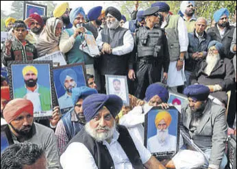  ?? KESHAV SINGH/HT ?? SAD president Sukhbir Singh Badal and former CM Parkash Singh Badal along with party workers sitting on a dharna near the Punjab assembly on Tuesday.