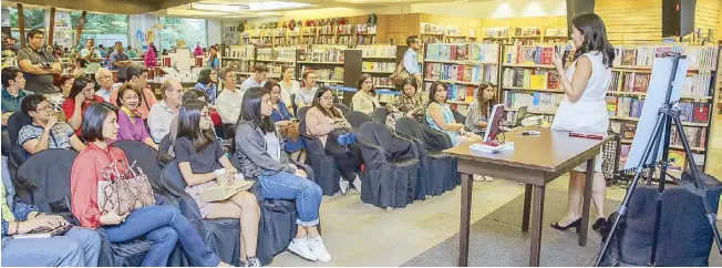  ??  ?? Puno talks about her book, which advises readers on how to affair-proof their marriages, at Powerbooks Greenbelt 4.