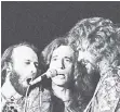  ?? FOTO: AP ?? Die originalen Bee Gees: (v.l.) Maurice, Robin und Barry Gibb im Jahr 1979 bei einem Auftritt in Miami. Ihre Musik wird von The Italian Bee Gees gefeiert.