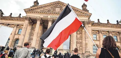  ?? FOTO: FABIAN SOMMER/DPA ?? Die Reichsflag­ge vor dem Bundestag: Am Samstag durchbrach­en Teilnehmer der Kundgebung gegen die Corona-Politik in Berlin Absperrung­en.