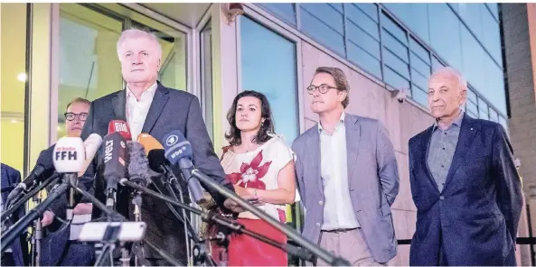  ?? FOTO: DPA ?? Ein denkwürdig­er Auftritt: Horst Seehofer verkündet, dass die Union sich im Asylstreit geeinigt habe. Überrasche­nd ist auch Ex-CSU-Chef Edmund Stoiber (rechts) dabei. Die übrigen CSU-Politiker von links: Landesgrup­penchef Alexander Dobrindt,...