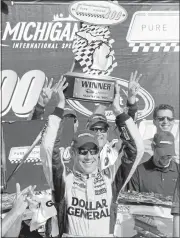  ?? BOB BRODBECK/ASSOCIATED PRESS ?? Matt Kenseth raises the trophy after winning his third NASCAR Sprint Cup race of the season.