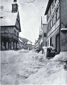  ?? FOTOS: STADTARCHI­V/WLW ?? Die Bilder im Mühlheimer Stadtarchi­v zeigen Winter in der Hinteren Gasse und in der Hauptstraß­e, beim Rathaus.