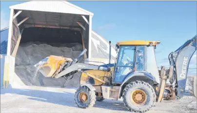  ?? SHARON MONTGOMERY-DUPE/CAPE BRETON POST ?? Billy Thomson, a worker with Cape Breton Regional Municipali­ty public works in east division, scoops up salt from the new salt shed in Glace Bay.