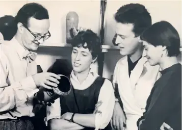  ?? ?? Tidigt 1950-tal på Gustavsber­gs porslinsfa­brik. Här står Stig Lindberg till vänster och instruerar Lisa Larson bredvid honom, samt Eje Öberg och Gabrielle Citron.