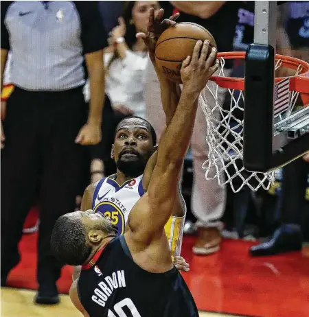  ?? Karen Warren / Houston Chronicle ?? The Warriors’ Kevin Durant, rear, blocks a shot by the Rockets’ Eric Gordon during the second half of Monday night’s game.