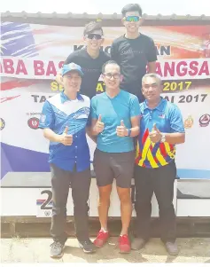  ??  ?? (Back row, from left) Lim Chun Kiat and Bong Yong Xian with (front row, from left) race organiser Ahmad Sofi Daud, Sabah coach Louis Pang and Johor Cycling Associatio­n secretary Zainal Mohammed.